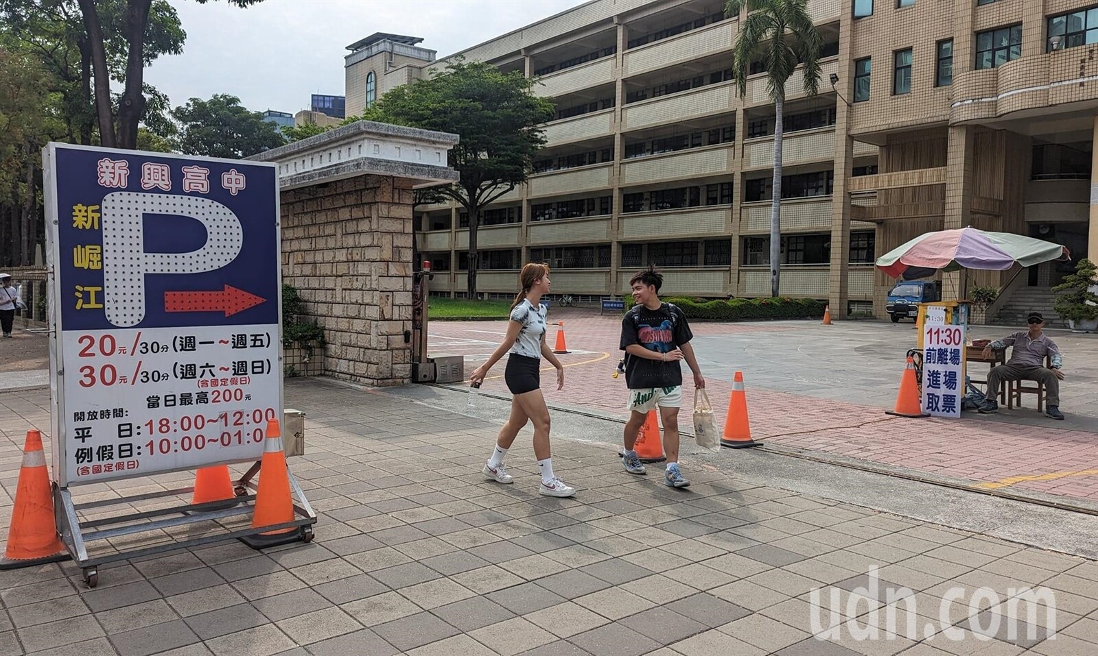 高雄市新興高中位於新崛江附近，假日校園提供共享車位讓民眾停車。記者潘奕言／攝影 