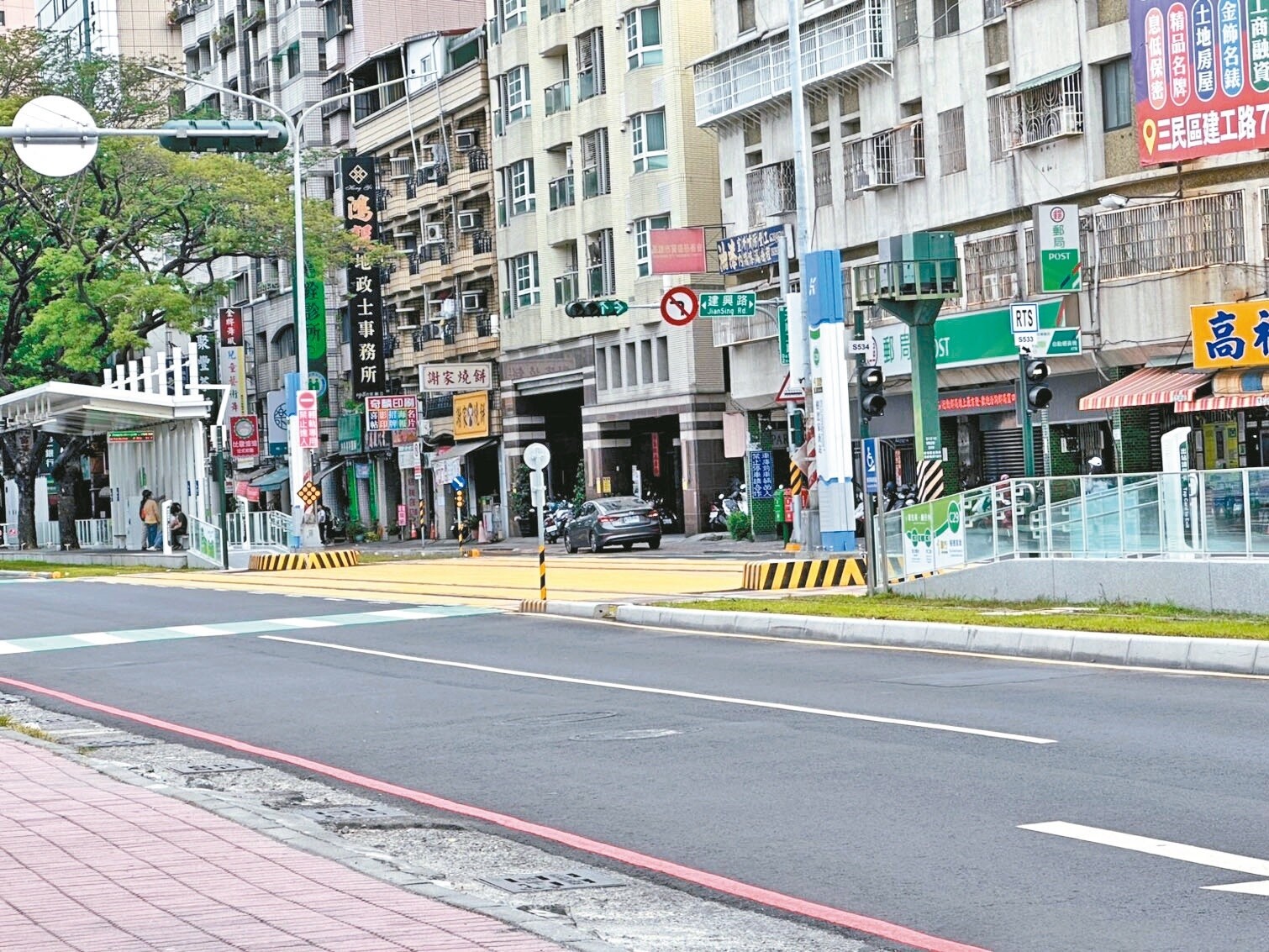 高雄市大順路輕軌通車後，路邊停車格取消，沿線畫紅線禁止停車。記者潘奕言／攝影 