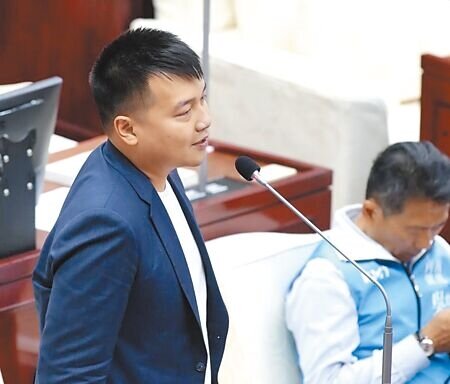 台北市戶政事務所推出夜間延時服務,因新冠肺炎疫情停辦至今未恢復,國民黨台北市議員楊植斗(左)指出,延時服務讓上班族下班後還可以到戶政事務所辦理業務,不必額外請假相當方便,他要求北市府與基隆、新北和桃園共同討論恢復。(本報資料照片)