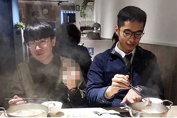 橋頭地方法院法官石育恩(左)疑替律師鄭鴻威(右)藏匿詐團不法所得,遭檢調搜索約談。圖/讀者提供