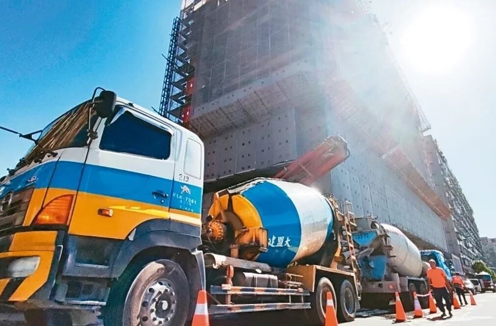 政府要求水泥業減碳,卻未帶頭採用低碳建材。 圖/聯合報系資料照