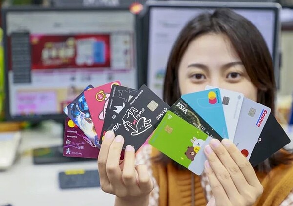 為防範信用卡詐騙,銀行公會擬將遊戲點數、錢包儲值、電子禮券等三類信用卡消費延後24小時才生效,新制最慢今年底前上路。圖/聯合報系資料照片