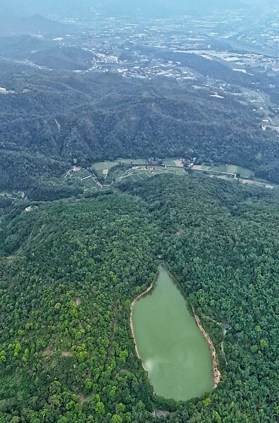 南投埔里「鬼湖」瑪璘窟空拍猶如1顆綠色的巨大淚滴,墜落在鬱鬱山林中,堪稱埔里版「天使的眼淚」。圖/張姓民眾提供
