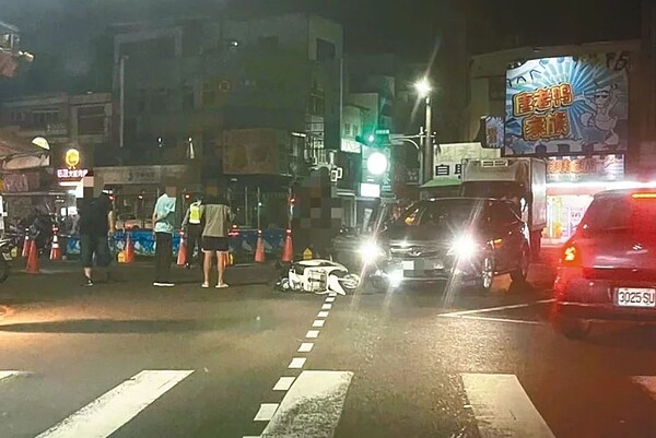 嘉縣府於民雄台1線與縣道166線路口做下水道工程，造成交通不便車禍頻傳。圖／翻攝臉書社團嘉義綠豆大小事