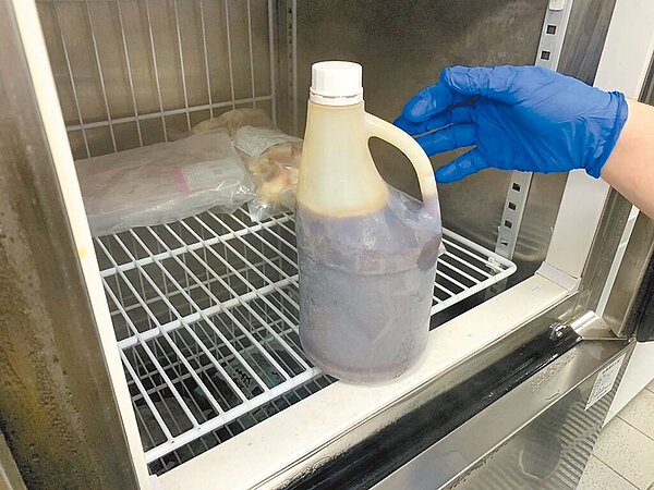 台北市衛生局19日派員前往台北市連鎖合點壽司京站店稽查,發現甜醬未標示名稱及效期,已要求22日前改善完成。圖/台北市衛生局提供