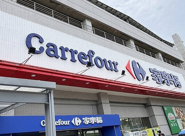 近年來家樂福、大潤發積極引進店中店,百貨化型態不僅拉長留客時間,且挹注單店營收相對增長雙位數。圖/業者提供