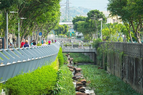 藤寮坑溝整治工程第二期設置原木壩及擾流工構造，以達到渠內自然淤積及改變流況，另於塊石渠底增設10處深潭提供魚類棲息地。圖／新北市政府提供