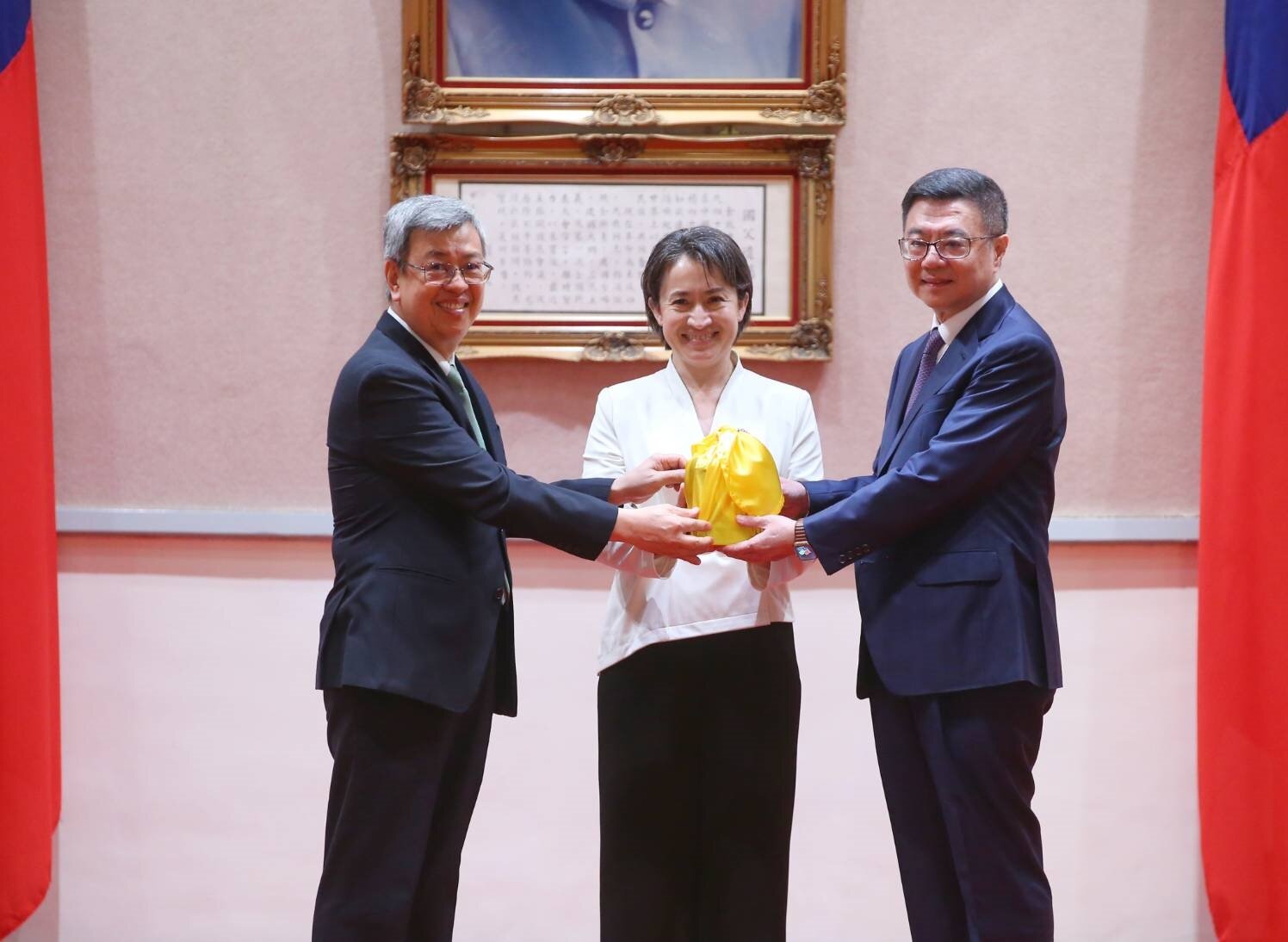 行政院20日舉辦新舊內閣交接典禮,行政新院長卓榮泰(右)與卸任院長陳建仁(左)。記者林澔一/攝影