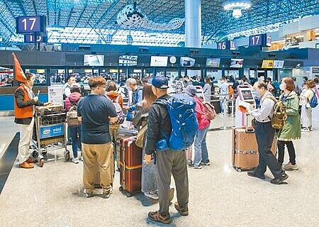 
賴清德總統20日指出，兩岸交流可從重啟雙邊、對等的觀光旅遊開始，旅遊業者說，6月前未解除禁團令，什麼善意都是假的。圖為旅行領隊在桃園機場等待團員，並宣布行程注意事項。（陳麒全攝）
