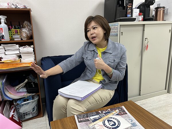 「京華城容積違失案專案調查小組」召集人游淑慧會後轉述今日會議內容。記者鍾維軒/攝影