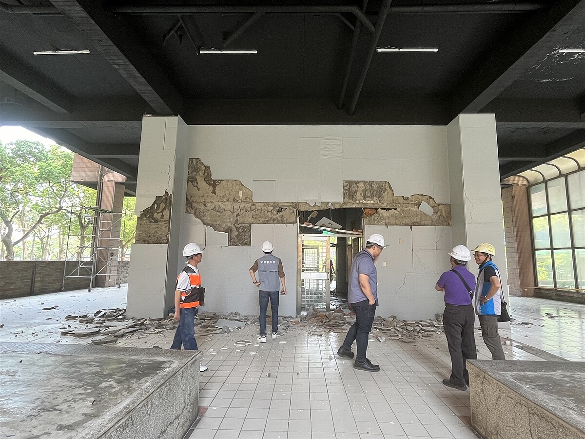 桃園市獎勵危老輔導案件僅184件,居六都之末,民代憂心地震頻繁恐影響居住安全。圖為0403地震造成毀損的房屋。圖/本報資料照片