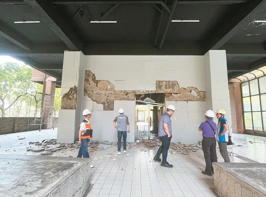 桃園市獎勵危老輔導案件僅184件,居六都之末,民代憂心地震頻繁恐影響居住安全。圖為0403地震造成毀損的房屋/聯合報系資料照片