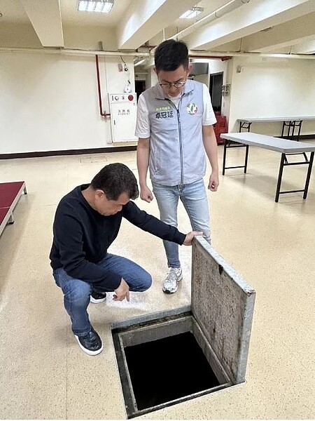 新北市議員卓冠廷指出，土城區清水活動中心只用了兩年卻出現五大缺失。圖／新北市議員卓冠廷提供