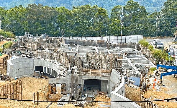 南投縣政府指出,「松嶺之星」觀景塔工程進度達44.54%,主塔預計9月完成輕鋼構主體工程,明年4月完工。圖/南投縣政府提供