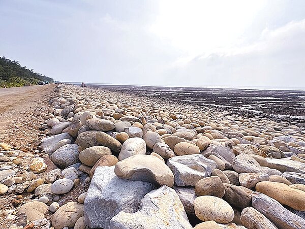 桃市海岸及資源循環工程處在新屋區施作逐浪天梯1期工程,740公尺拋石護岸預計年底前完工,而永安漁港北岸圍堤工程施作中,完工後對於逐浪天梯2期的海岸區域是否會造成凸堤效應有待評估。圖/桃市海資處提供