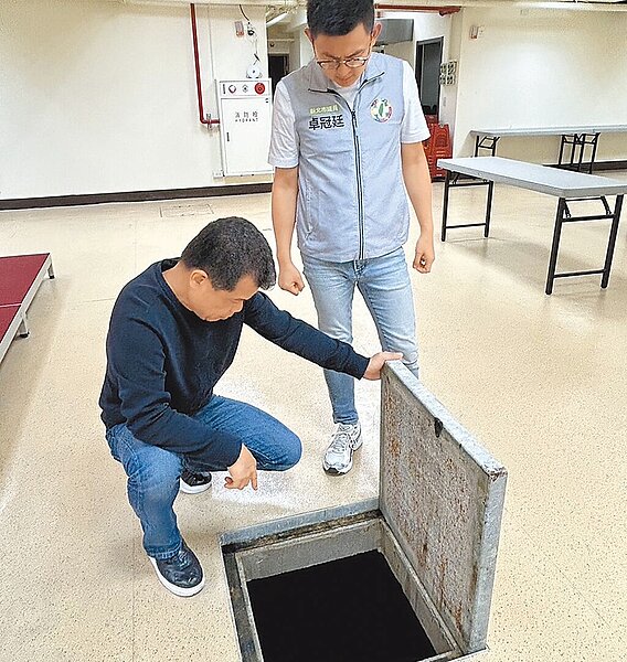 民進黨新北市議員卓冠廷20日在議會質詢指出，土城清水活動中心落成才2年多，卻出現蓄水池孳生蚊蟲等五大缺失。圖／卓冠廷提供