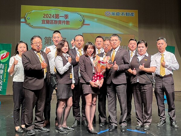 許文泰店長(右三)表示,永慶加盟總部持續優化科技工具,有效提升服務效率,在數位落差大的東台灣更顯專業。圖/永慶房產集團提供