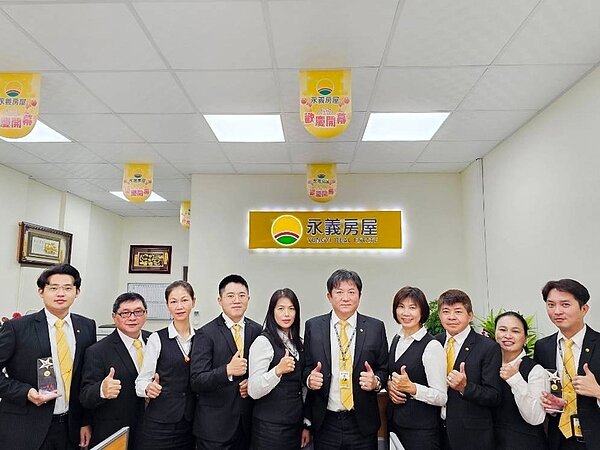林軒呈店東(右五)推崇「聯賣平台」,不僅讓客戶有超多物件可挑選,它帶進的豐厚業績,也讓優秀人才更願意加入。圖/永慶房產集團提供