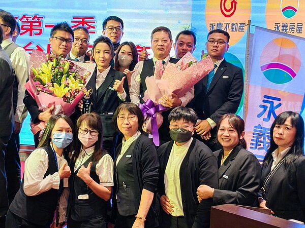 曾欣玉店東團隊已養成主動告知已知屋況、區域行情,甚至短期交易紀錄、買賣方身分是永慶加盟體系同仁,也會直說。圖/永慶房產集團提供