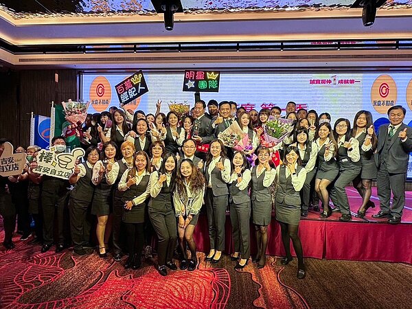 楊政諺店東團隊旗下2店Q1業績皆破1400萬,名列花蓮區店業績前兩名,今年5月更接手第3間店。圖/永慶房產集團提供