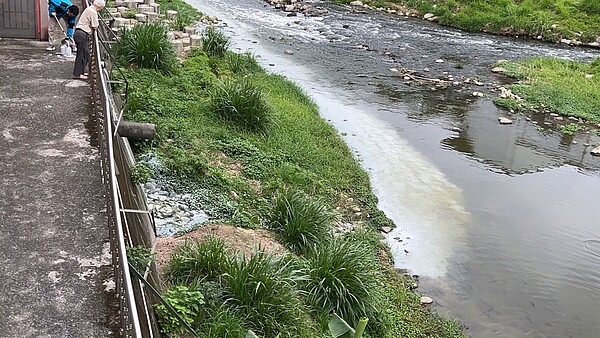 竹市客雅溪20日遭不明液體污染,溪水呈現牛奶色。圖/新竹市政府提供