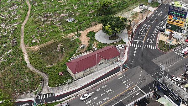 台中市政府建設局斥資1,010萬元辦理「外埔區國道三號旁甲東路主線及機車道拓寬工程」,並增設實體人行道保障行人安全。圖/台中市政府提供