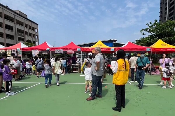 新泰國小舉辦一年一度的感恩園遊會。（圖／新莊樂生活Ｘ有你有我）