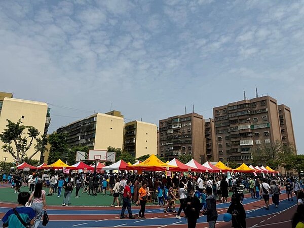 新和國小超級熱鬧，原來是舉辦了母親節同遊世界園遊會！（圖／中正萬華樂生活Ｘ有你有我）
