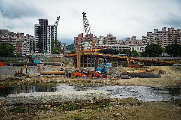 長福橋目前工程正如火如荼進行中,工程進度為8%,預計115年完工。圖/新北市政府提供