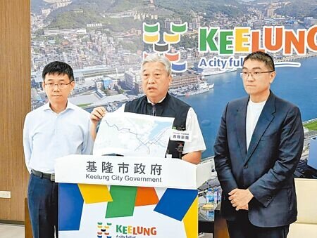 
犯下殺人未遂罪嫌的簡姓男子從醫院脫逃後不知去向，基隆市警察局長翁群能（中）21日公布逃離路線，並強調警方已加強巡邏，有信心緝拿簡男到案。（張志康攝）
