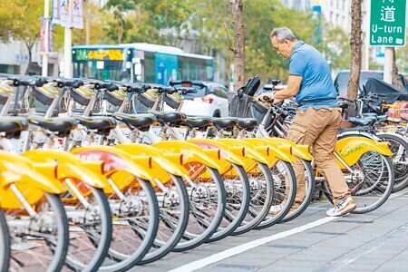 台北市交通局和YouBike營運廠商微笑單車公司依道路交通管理處罰條例檢討懲處制度,自7月1日起,會員1年內違規被記3點停權14天、7點停權1年,酒駕或毒駕則停權2年。(本報資料照片)