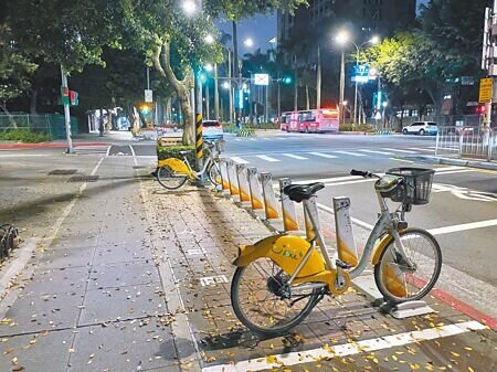 YouBike系統前晚發生異常導致無法租借,營運廠商微笑單車公司21日表示,造成民眾不便十分抱歉,將制定更嚴格管理機制,並把系統更新與設定安排於淩晨作業。(劉彥宜攝)