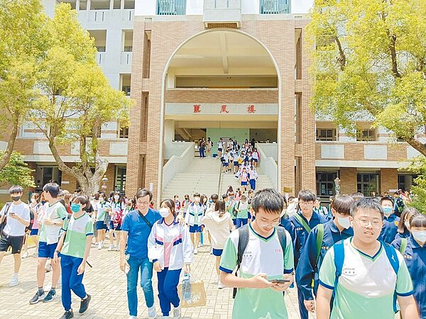 苗栗縣國中新生受龍年及頭份、竹南人口增加趨勢影響,全縣國中生新學年大增24班、總數增加897人,苗栗縣議會21日舉行定期會,多位議員關切學生人數增加,是否會影響師資、校舍空間等議題。(苗栗縣政府提供/李京昇苗栗傳真)