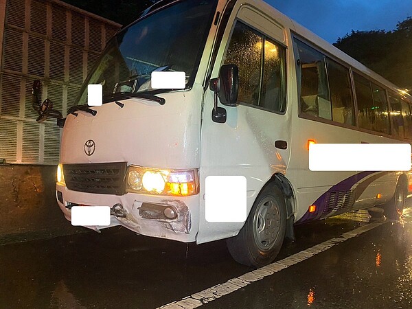 康橋校車今天晚上行經文山隧道，因打滑自撞隧道壁，造成車上3名學生受傷；這次康橋校車今年第二次發生校車意外，新北市教育局要求提出檢討與改善措施。記者翁至成／翻攝