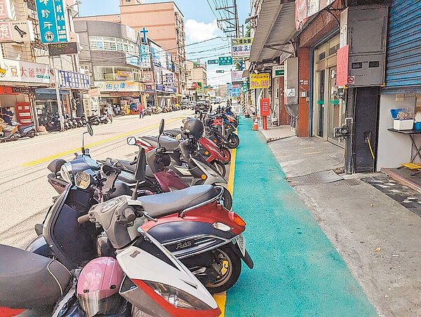 桃園市八德區永豐路在周邊店家要求下,於通學廊道旁畫設機車格,但議員認為不但更危險,尖峰時間更是必塞半小時,應該因地制宜。(呂林小鳳提供/蔡依珍桃園傳真)