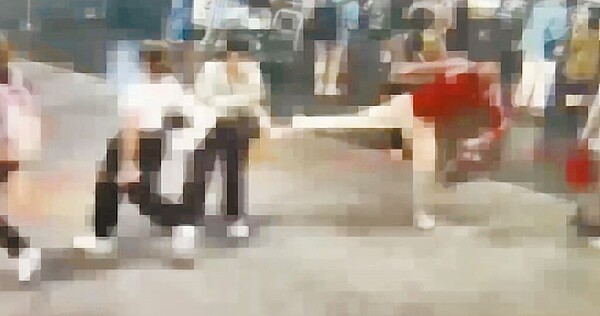 台北捷運中山站內19日下午6時發生紅衣男子隨機攻擊25歲女子。(翻攝畫面/李文正台北傳真)