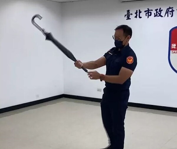 民眾搭乘大眾運輸工具時,如果遇到隨機砍人的驚悚事件,該怎麼辦?北市捷運警察隊示範4種方式,告訴民眾如何自保。圖/北市捷運警察隊提供