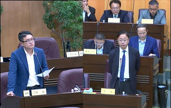 議員錢龍反映A10重劃區附近住宅大樓心聲,要求機捷在大樓的軌道路段做隔音牆,市場張善政允諾盡快評估。圖/桃園市議會直播畫面