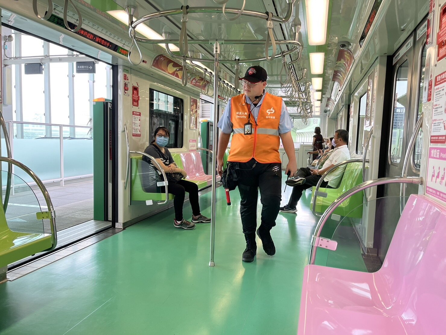 台中捷運昨天發生持刀攻擊事件,今天在列車行駛期間出現保全員,不斷來回走動巡邏車廂。記者洪敬浤/攝影