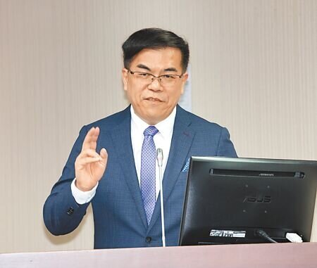 環境部長彭啟明22日表示，碳費徵收要盡快上路。（劉宗龍攝）