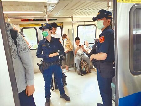 台中捷運21日驚傳砍殺事件,台北捷運沿線加強警力及保全巡邏。(本報資料照片)