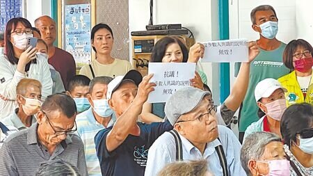 養雞場辦說明會,出席的吉貝耍部落居民在台下抗議。(張毓翎攝)