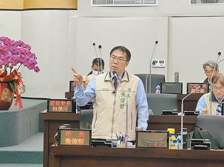 
中捷發生隨機砍人事件後，台南市長黃偉哲22日表示，已指示將類似狀況納入未來台南捷運的車體設計及人員訓練等面向。（洪榮志攝）
