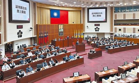 
台北市長蔣萬安22日赴議會接受市政總質詢，因國會改革法案與民進黨議員激烈交鋒。（丁上程攝）

