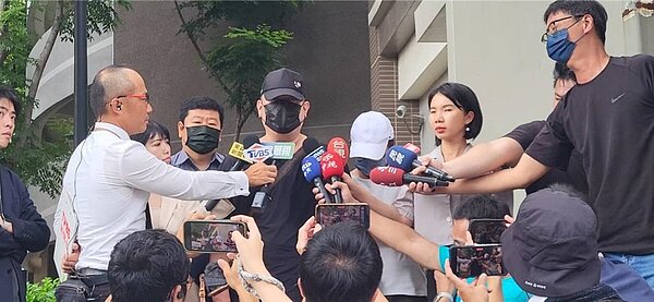 中捷砍人事件中,洪姓嫌犯的父親出面代兒子向社會即被害者道歉。圖/林欣儀翻攝