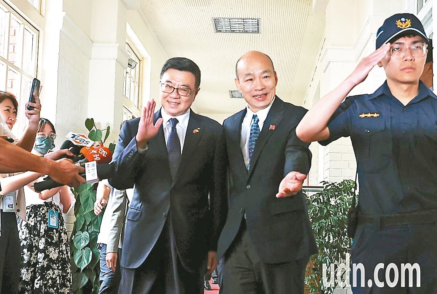 行政院長卓榮泰(左)前往立法院拜會院長韓國瑜。記者林俊良/攝影