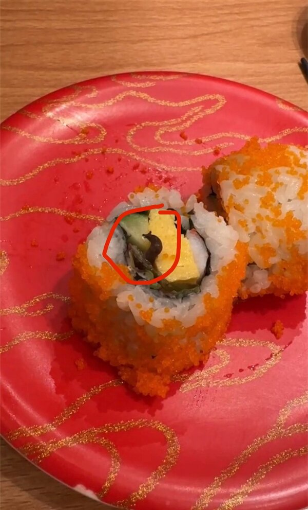 合點壽司遭爆料，花壽司裡面竟出現一條活生生的「蛞蝓」。圖／取材自爆料公社