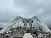 以蝴蝶為設計　桃捷綠線景觀橋破繭首亮相