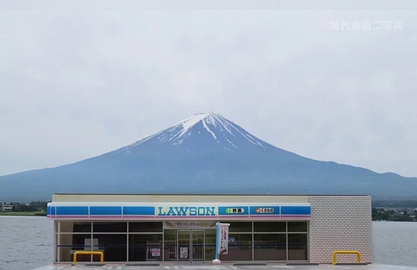 日本藝術家製作羅森模型,重現「富士山羅森」樣貌。圖擷自現代美術二等兵ふじわらかつひとX