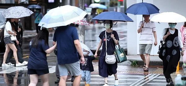 這兩天鋒面緩慢北抬，仍有短暫陣雨或雷雨。聯合報系資料照片